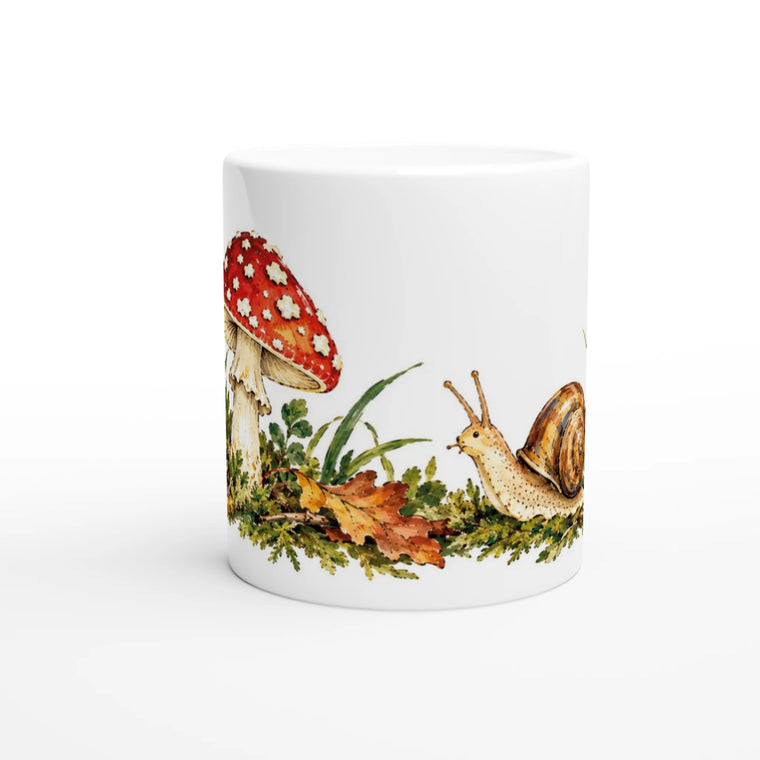 Illustration eines roten Fliegenpilzes mit weißer Zeichnung neben einer Schnecke mit spiraligem Gehäuse zwischen Blättern, Moos und Gräsern.