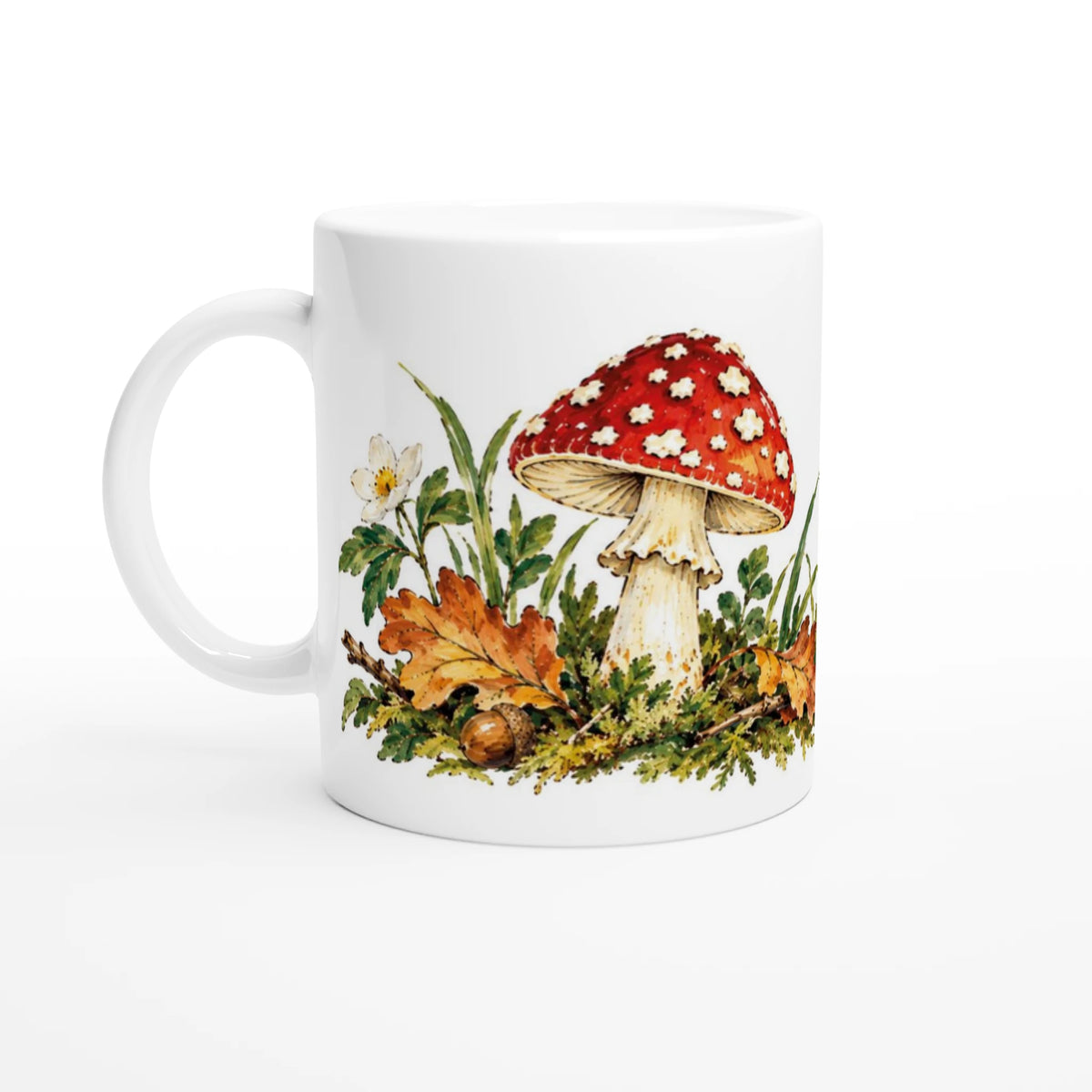 Weiße Keramiktasse 330 ml mit detailreicher Waldillustration aus rotem Fliegenpilz, Schnecke, Eichenlaub, Eichel, Beeren und feinen Gräsern.