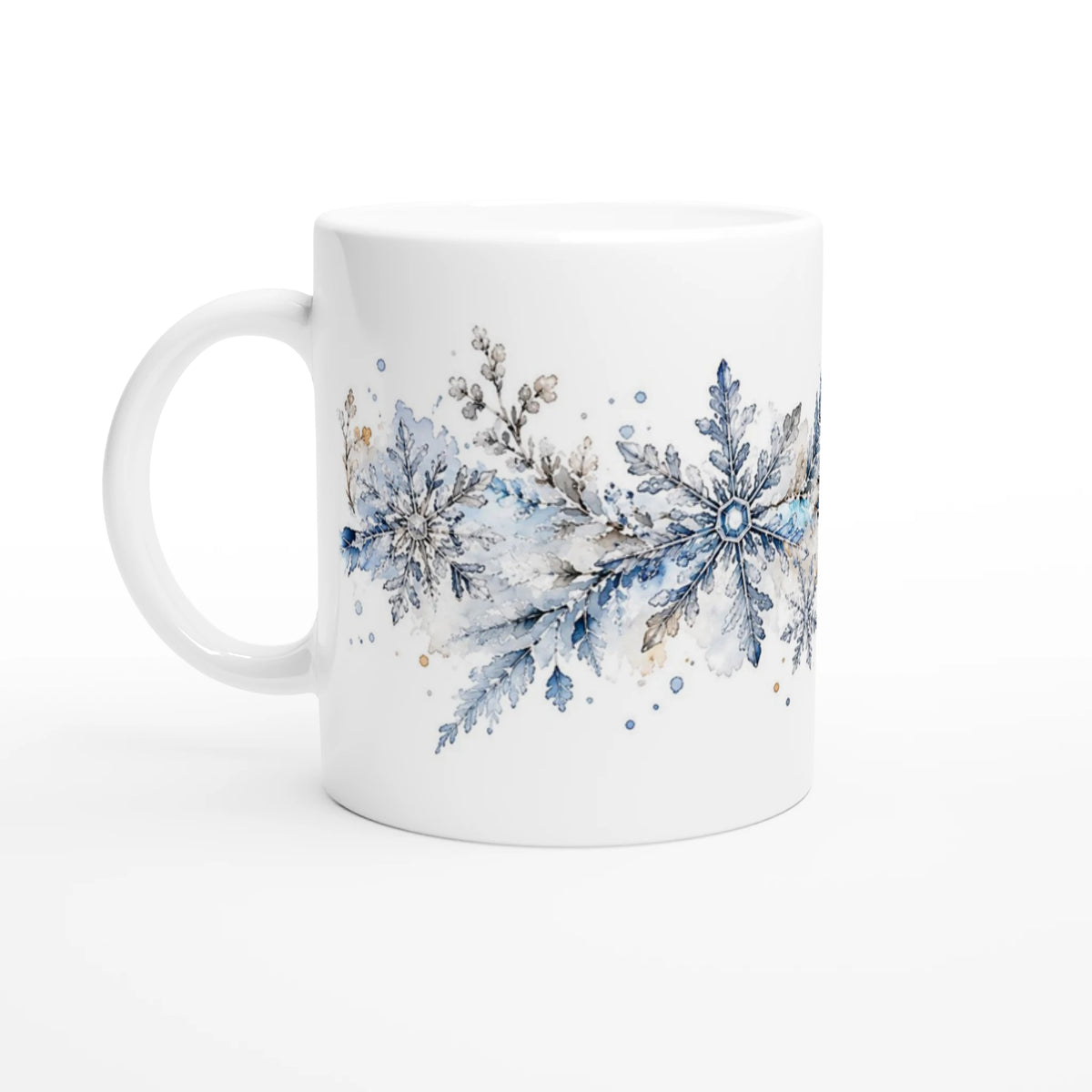 Feine winterliche Zweige und blattartige Strukturen zwischen blauen Schneeflocken und transparenten Aquarellflächen