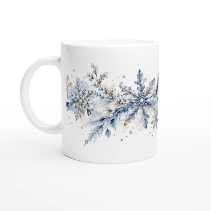Feine winterliche Zweige und blattartige Strukturen zwischen blauen Schneeflocken und transparenten Aquarellflächen