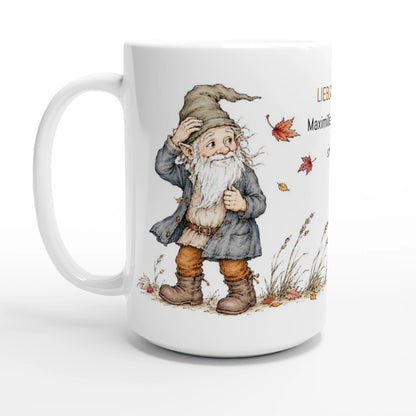 Herbstliche Tassenillustration mit bärtigem Gnom und Gnomin zwischen feinen Gräsern und vom Wind getragenen Herbstblättern.