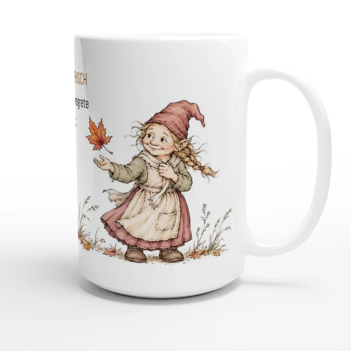 Personalisierbare weiße Keramiktasse mit zwei liebevoll illustrierten Gnomen, Herbstgräsern und fallenden roten und orangefarbenen Blättern.