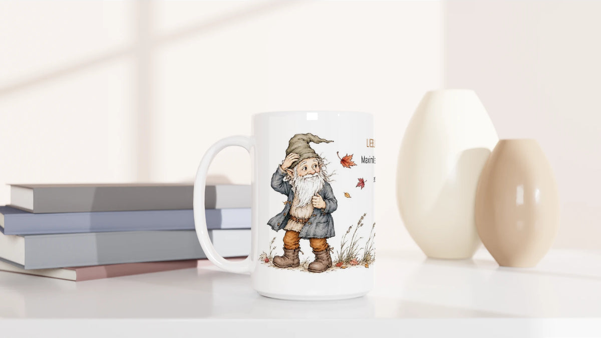 Detailansicht einer lächelnden Gnomin mit rotem Zipfelhut, die ein orangefarbenes Herbstblatt über ihrer ausgestreckten Hand schweben lässt.