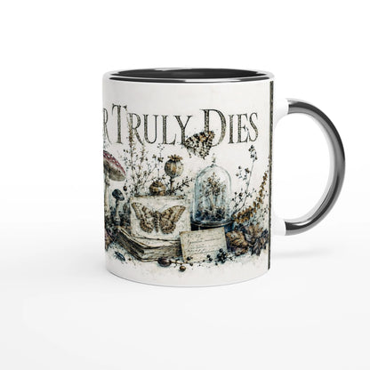 Dark-Academia-Tasse mit historischen Büchern, Glasgefäßen und botanischen Fundstücken