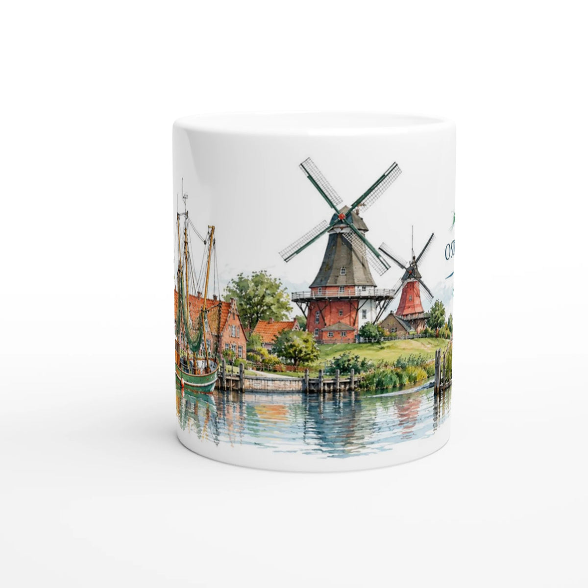 Greetsiel Keramiktasse 330 ml mit detailreicher Aquarellillustration des historischen Kutterhafens, traditionellem Fischkutter und den beiden Greetsieler Windmühlen