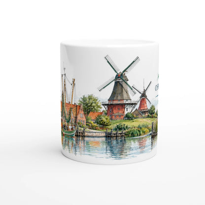 Greetsiel Keramiktasse 330 ml mit detailreicher Aquarellillustration des historischen Kutterhafens, traditionellem Fischkutter und den beiden Greetsieler Windmühlen