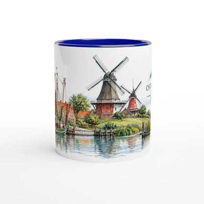 Weiße Greetsiel Keramiktasse mit maritimer Aquarellillustration von Fischkutter, historischen Giebelhäusern, Zwillingsmühlen und ostfriesischer Küstenlandschaft