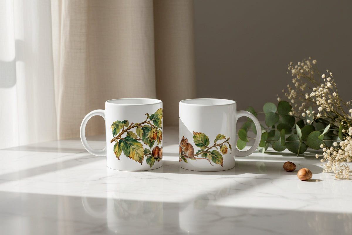 Botanische Illustration mit Haselnusszweigen, reifen Haselnüssen und einer kleinen Maus als ruhiges Waldmotiv auf einer Keramiktasse.