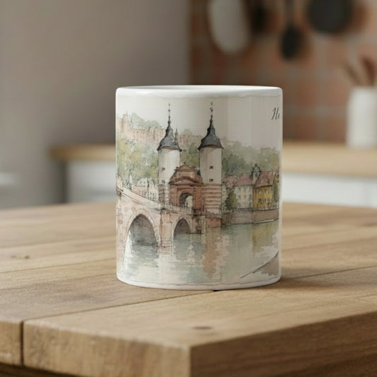 Weiße Keramiktasse mit Heidelberger Stadtpanorama in sanften Sandstein- und Grüntönen