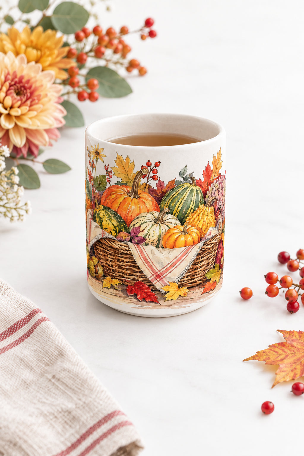 Detailreiche Herbstillustration mit rosa und gelben Blüten, roten Beeren, buntem Laub und verschiedenen dekorativen Kürbissen