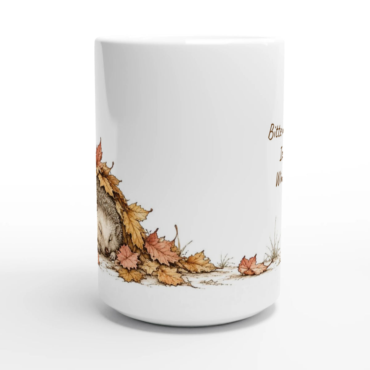 Große Keramiktasse mit warmem Herbstmotiv aus schlafendem Igel, bunten Ahornblättern, trockenem Laub und feinen Wiesengräsern.