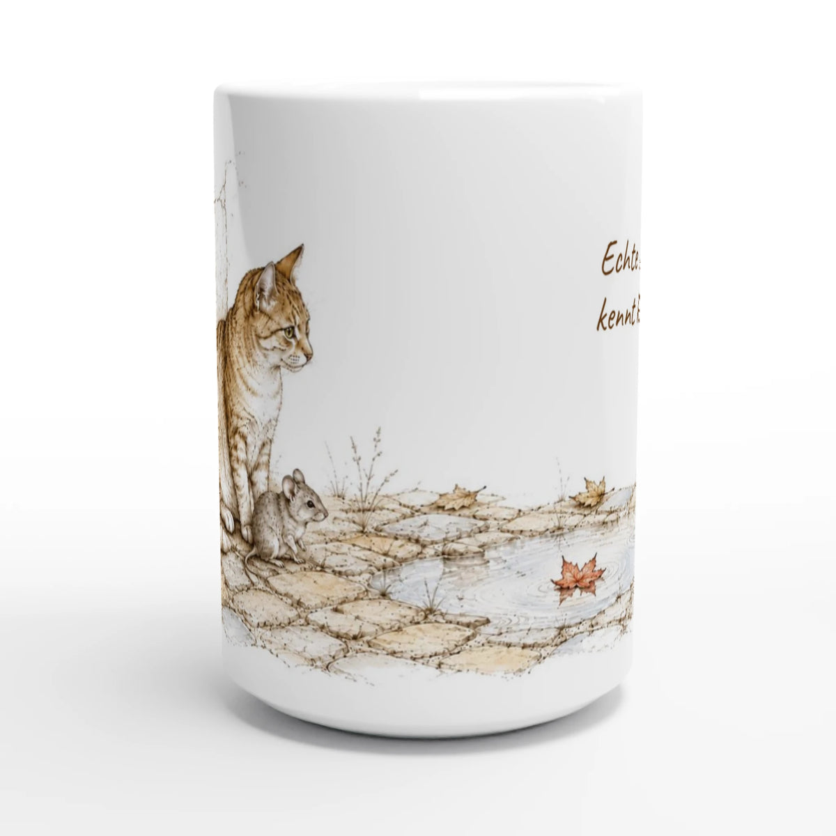 Große weiße Keramiktasse mit sanfter Tierillustration aus Katze, Maus, herbstlichem Pflaster, fallenden Blättern und kleiner Wasserpfütze.