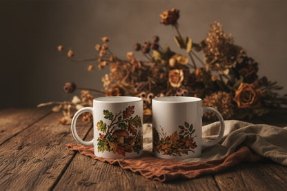 Fein gezeichneter Igel zwischen Eichenblättern, Pilzen, Eicheln und Hagebutten als warmes Naturmotiv auf weißer Keramiktasse.