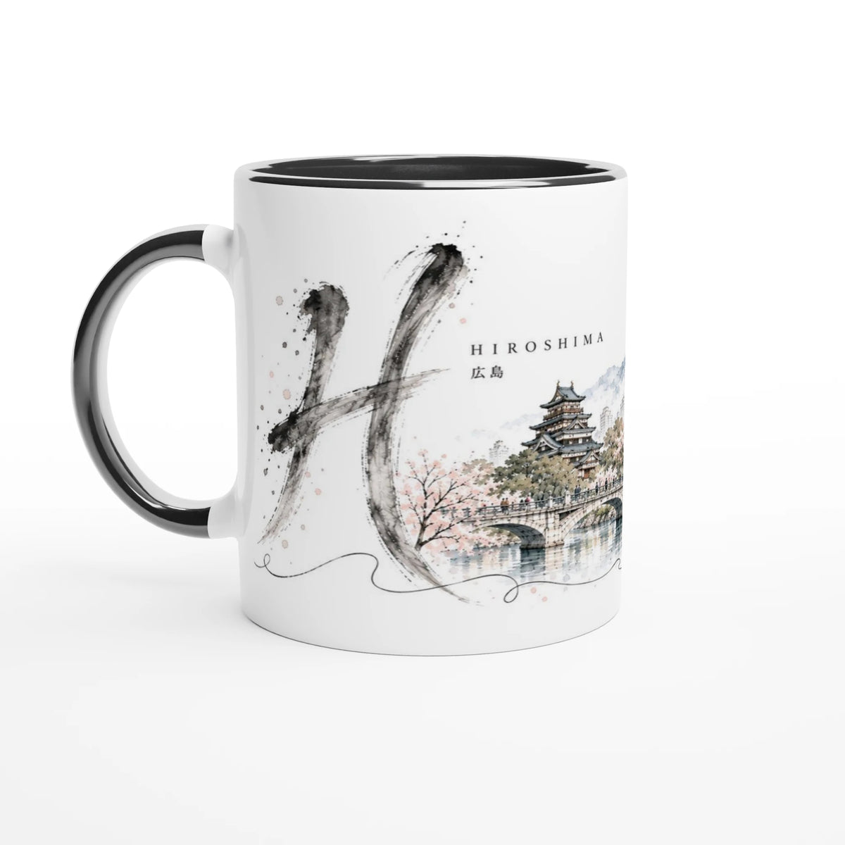 Weiße 330 ml Keramiktasse mit Hiroshima Aquarellillustration, Kirschblüten, Straßenbahn, Stadtarchitektur und großem Tusche-H aus der Serie Sakura & Steel