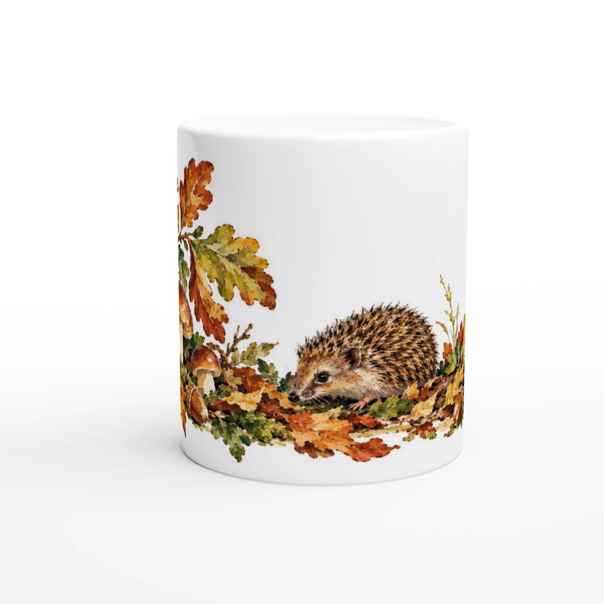 Weiße Keramiktasse 330 ml mit detailreicher Illustration eines Igels zwischen Eichenlaub, Pilzen, Eicheln, Zweigen und roten Hagebutten.