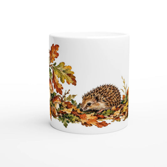 Weiße Keramiktasse 330 ml mit detailreicher Illustration eines Igels zwischen Eichenlaub, Pilzen, Eicheln, Zweigen und roten Hagebutten.