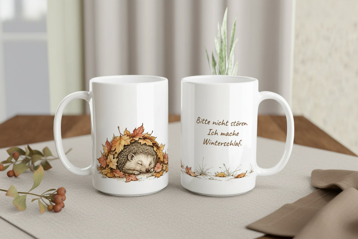 Detailansicht des schlafenden Igels mit fein gezeichneten Stacheln und einem schützenden Dach aus trockenem Herbstlaub.