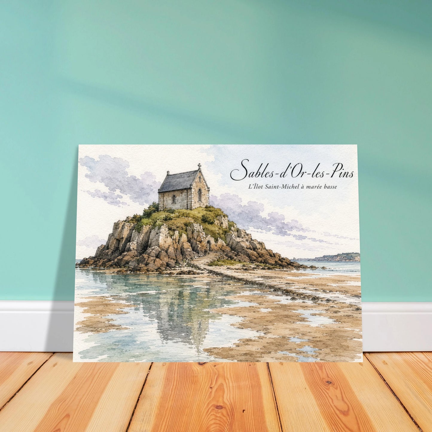 Detailansicht der Kapelle auf dem felsigen Îlot Saint-Michel vor Sables-d’Or-les-Pins als fein gezeichnete Aquarellillustration