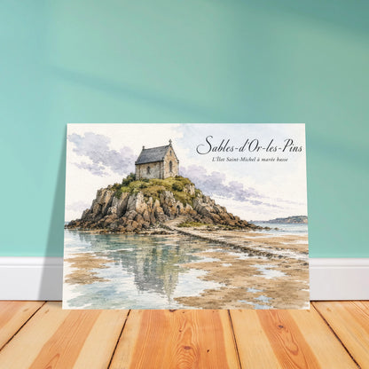 Detailansicht der Kapelle auf dem felsigen Îlot Saint-Michel vor Sables-d’Or-les-Pins als fein gezeichnete Aquarellillustration