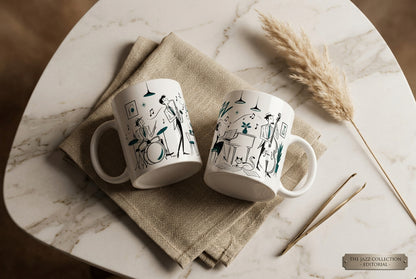 Weiße Keramiktasse mit gezeichnetem Sänger und Schlagzeuger, Musiknoten und petrolfarbenen Akzenten im Retro-Stil