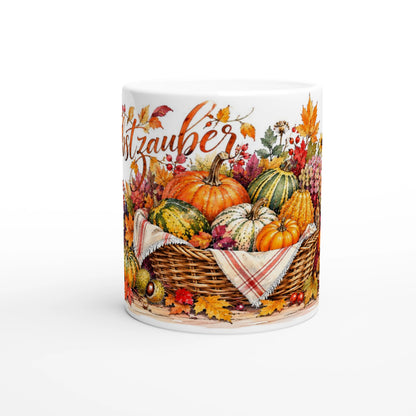 Produktansicht der weißen Herbst-Tasse mit farbenfrohem Kürbiskorb und locker angeordnetem Herbstlaub auf hellem Hintergrund