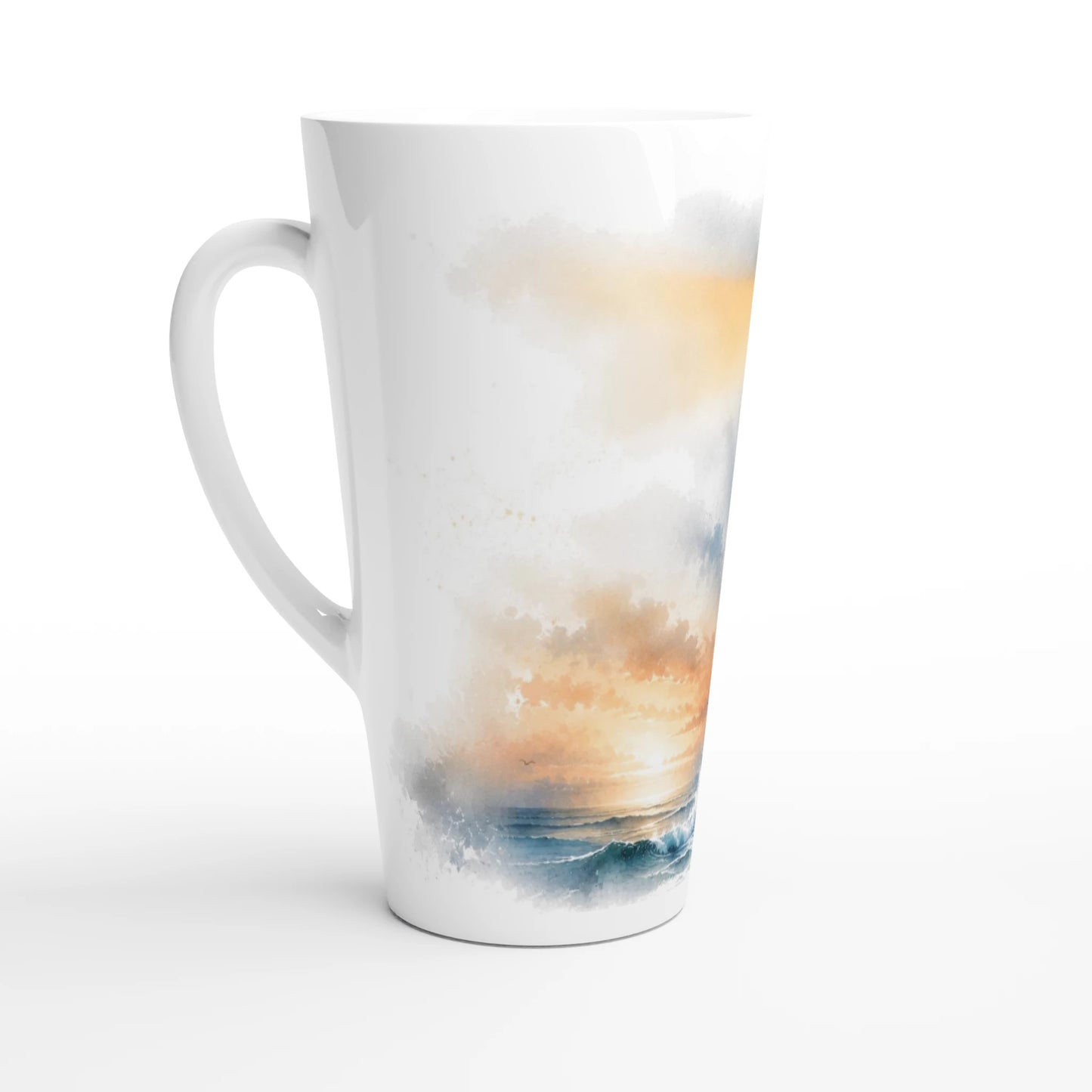 Hohe Latte Tasse mit Leuchtturm Aquarellmotiv und warmem Lichtstrahl über dem Meer