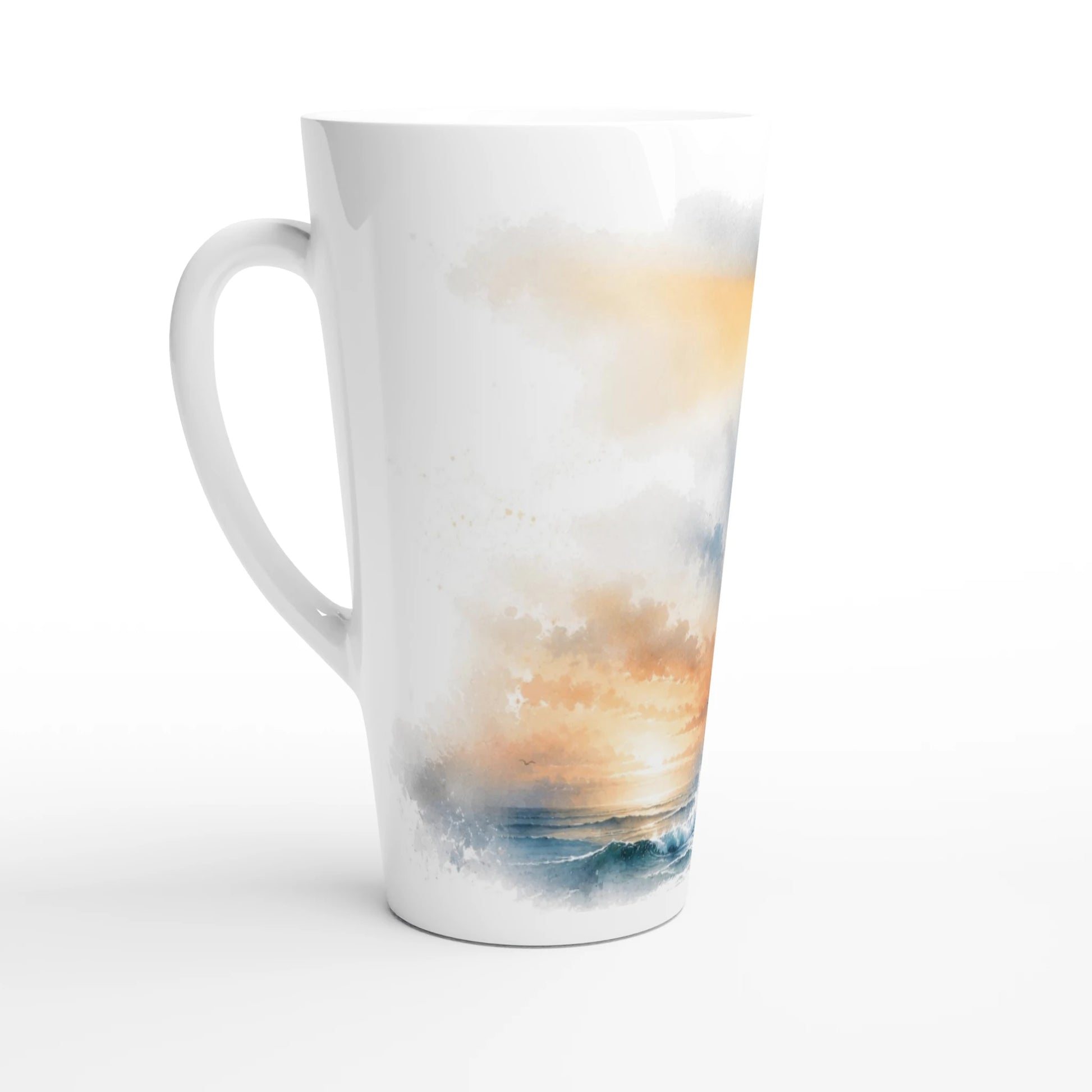 Hohe Latte Tasse mit Leuchtturm Aquarellmotiv und warmem Lichtstrahl über dem Meer