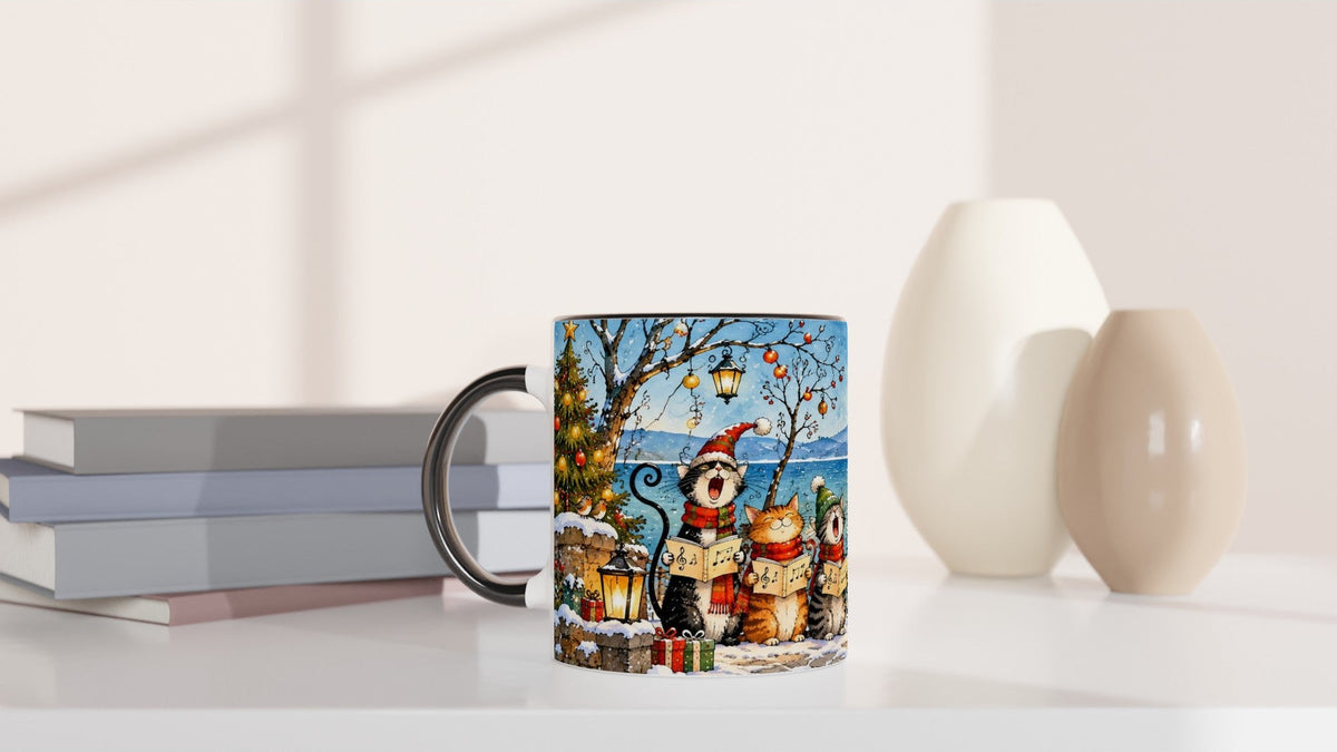 Winterliche Illustration mit singendem Katzenchor am verschneiten Ufer, blauem See, Bergen und beleuchteten Häusern