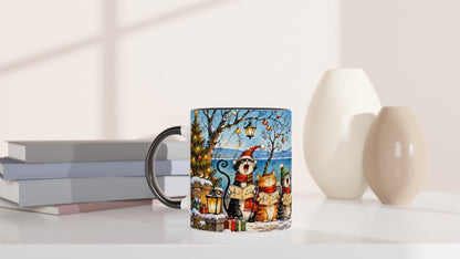 Winterliche Illustration mit singendem Katzenchor am verschneiten Ufer, blauem See, Bergen und beleuchteten Häusern