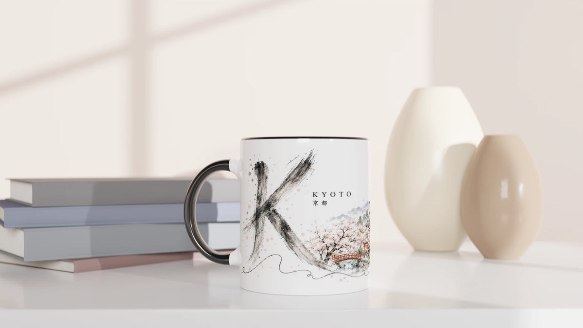 Illustrierte Ansicht von Kyoto mit Pagode, traditionellen japanischen Häusern, Tempelanlage, Bergkulisse und Kirschblüten