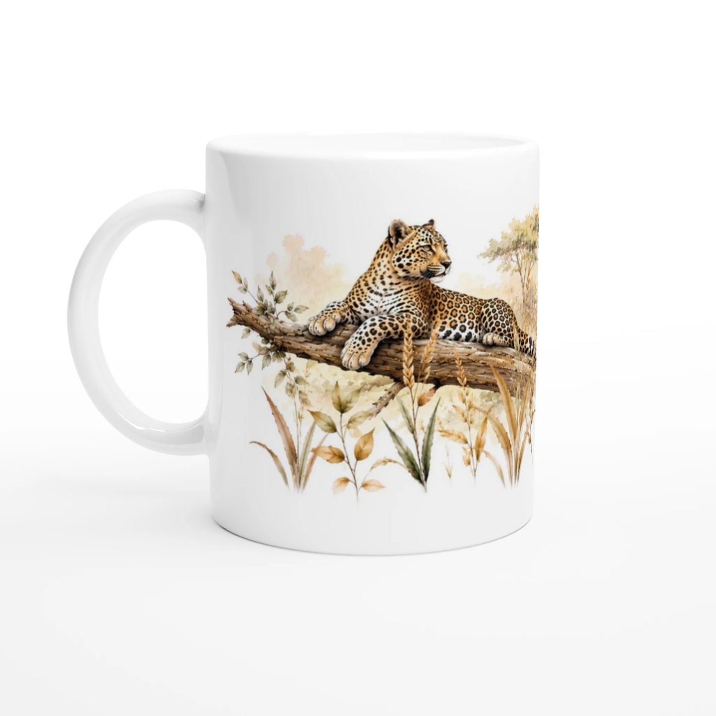 Leoparden Tasse 330 ml mit ruhender Leopardin, zwei spielenden Jungtieren und sanft aquarellierter Savannenlandschaft
