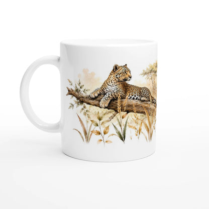 Leoparden Tasse 330 ml mit ruhender Leopardin, zwei spielenden Jungtieren und sanft aquarellierter Savannenlandschaft