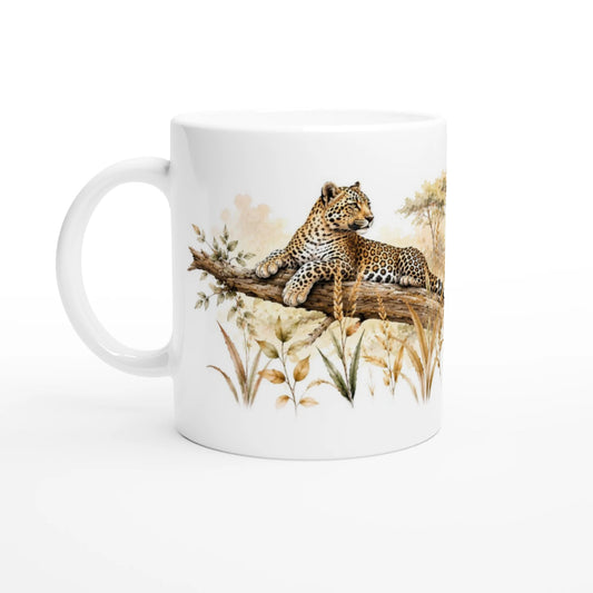 Leoparden Tasse 330 ml mit ruhender Leopardin, zwei spielenden Jungtieren und sanft aquarellierter Savannenlandschaft