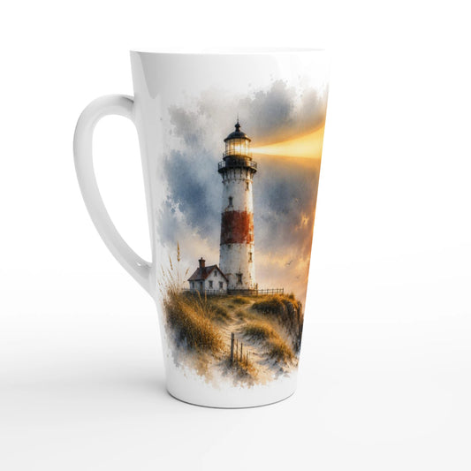 Hohe Latte Tasse mit Leuchtturm Motiv und warmem Sonnenuntergang über dem Meer