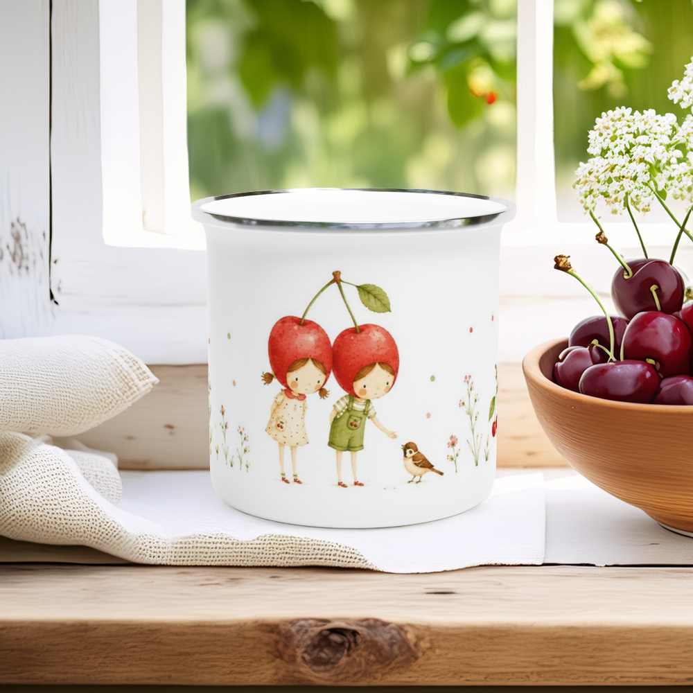 Liebevolle Bilderbuchszene mit zwei kleinen Kirschkindern, einem Spatz und sommerlichen Blüten auf einem hochwertigen weissen Emaille-Becher.