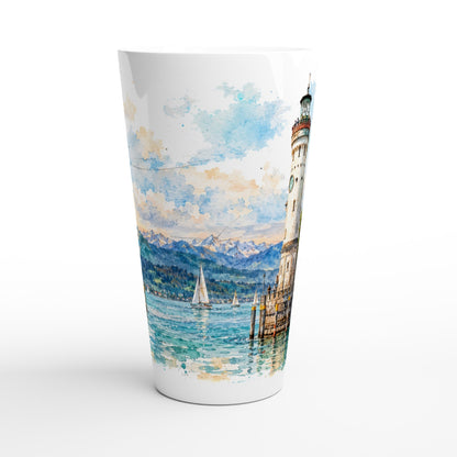 Latte Tasse mit Aquarellillustration des Bayerischen Löwen an der Lindauer Hafeneinfahrt und Bodensee im Hintergrund