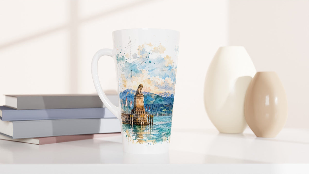Weiße 440-ml-Latte-Tasse mit Lindau-Motiv, Bodensee und angedeuteter Alpenkulisse hinter der Hafeneinfahrt