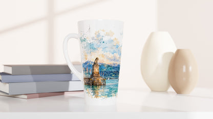 Weiße 440-ml-Latte-Tasse mit Lindau-Motiv, Bodensee und angedeuteter Alpenkulisse hinter der Hafeneinfahrt