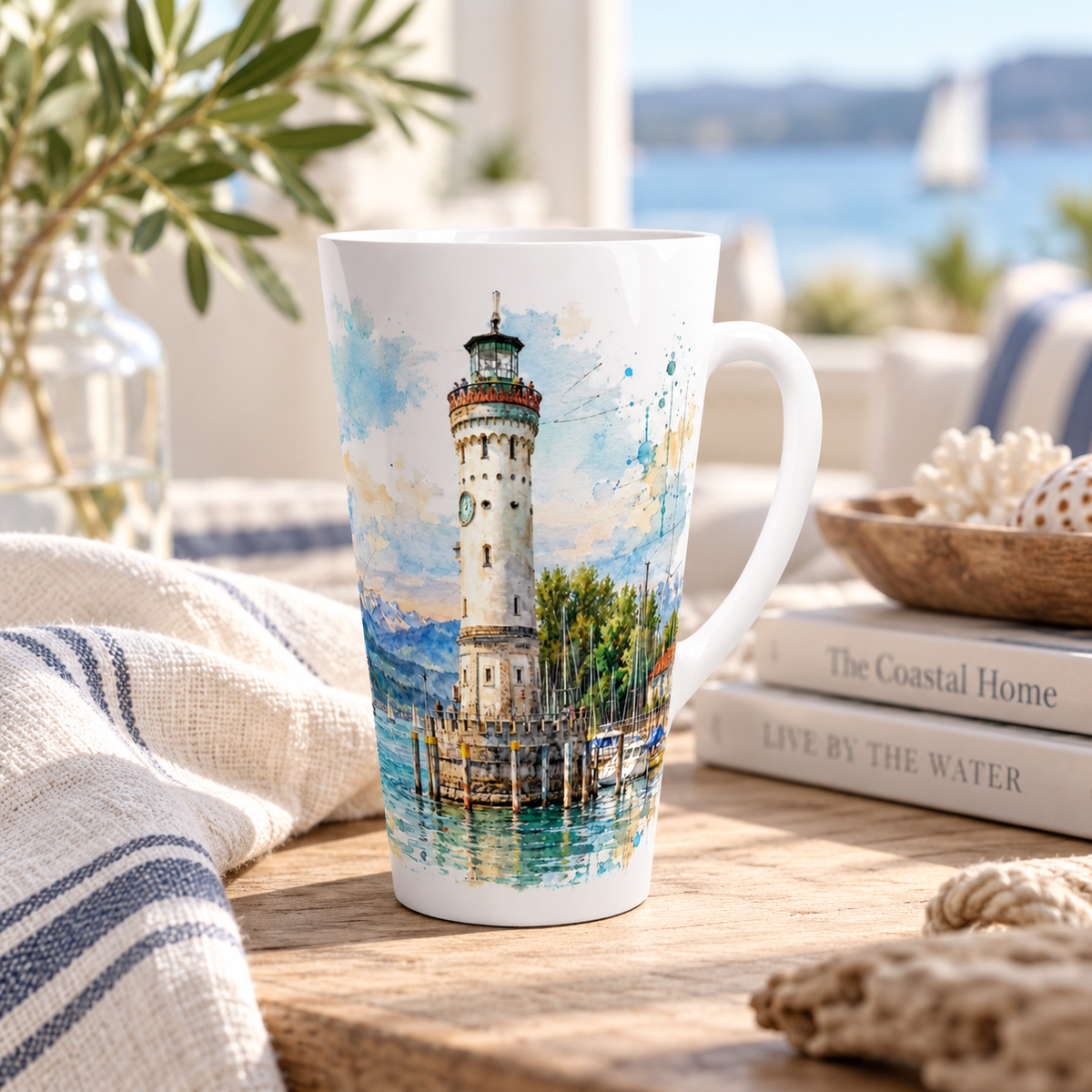 Hohe weiße Latte Tasse mit aquarellierter Lindauer Hafeneinfahrt und Neuem Leuchtturm am Bodensee