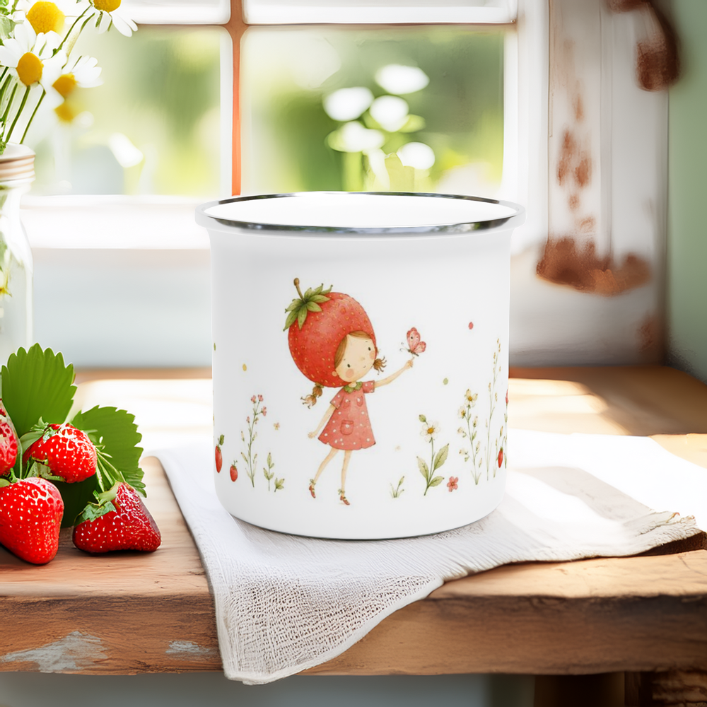 Sommerliches Naturmotiv mit einem kleinen Maedchen im Erdbeerhut, filigranen Blumen und einer harmonischen Aquarellgestaltung auf einem Emaille-Becher.