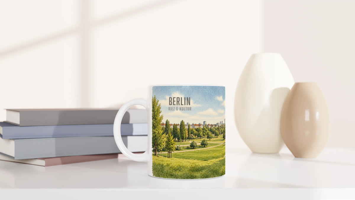Berlin Souvenir Tasse 330 ml mit Mauerpark, Fernsehturm und Graffiti als besondere Reiseerinnerung an die Hauptstadt.