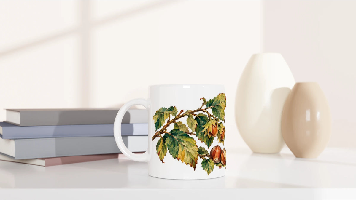 Keramiktasse mit Maus und Haselnüssen als Geschenkidee für Tierfreunde, Naturmenschen, Gartenliebhaber und Freunde herbstlicher Waldmotive.