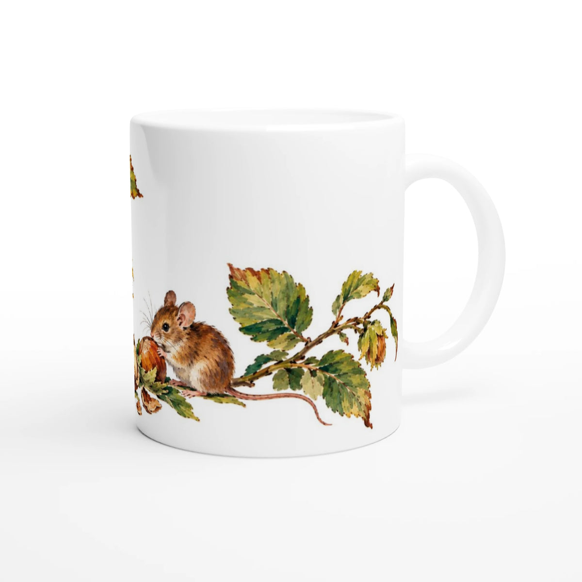 Illustration einer kleinen braunen Maus mit Haselnuss zwischen reifen Nüssen, Blättern und Zweigen in warmen Natur- und Herbstfarben.