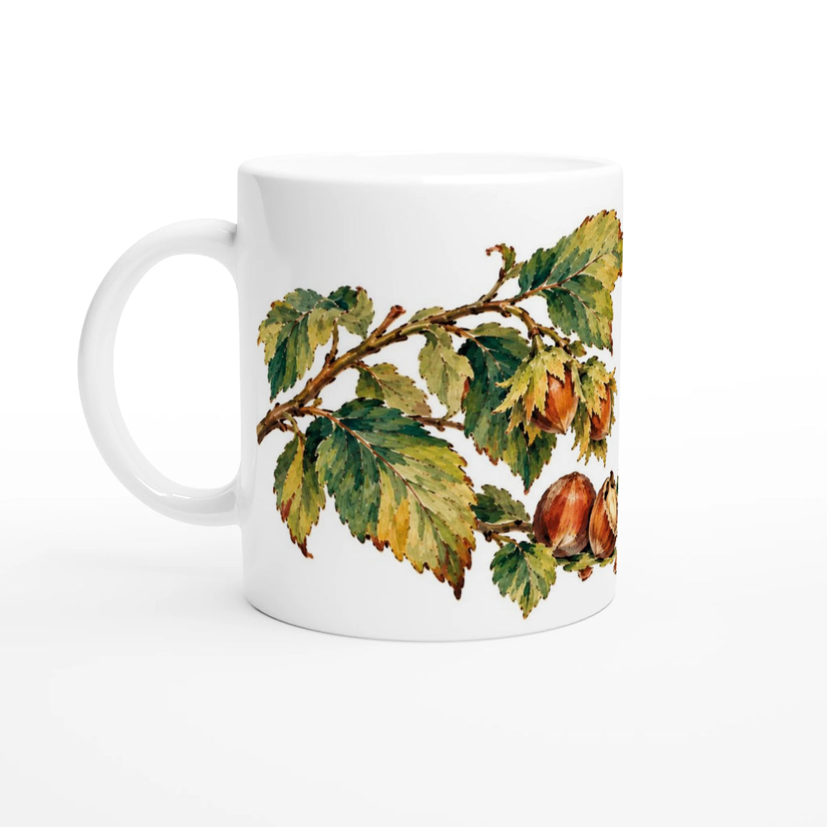 Weiße Keramiktasse 330 ml mit detailreicher Illustration einer kleinen Maus zwischen Haselnüssen, grünen Blättern und herbstlich gefärbten Zweigen.