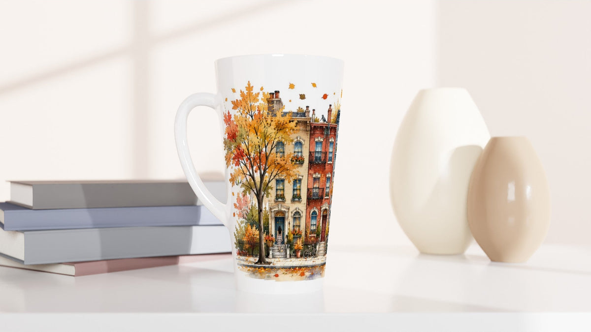Schlanke weiße Latte Tasse mit herbstlicher Stadtillustration und Empire State Building hinter farbigen Häuserfassaden