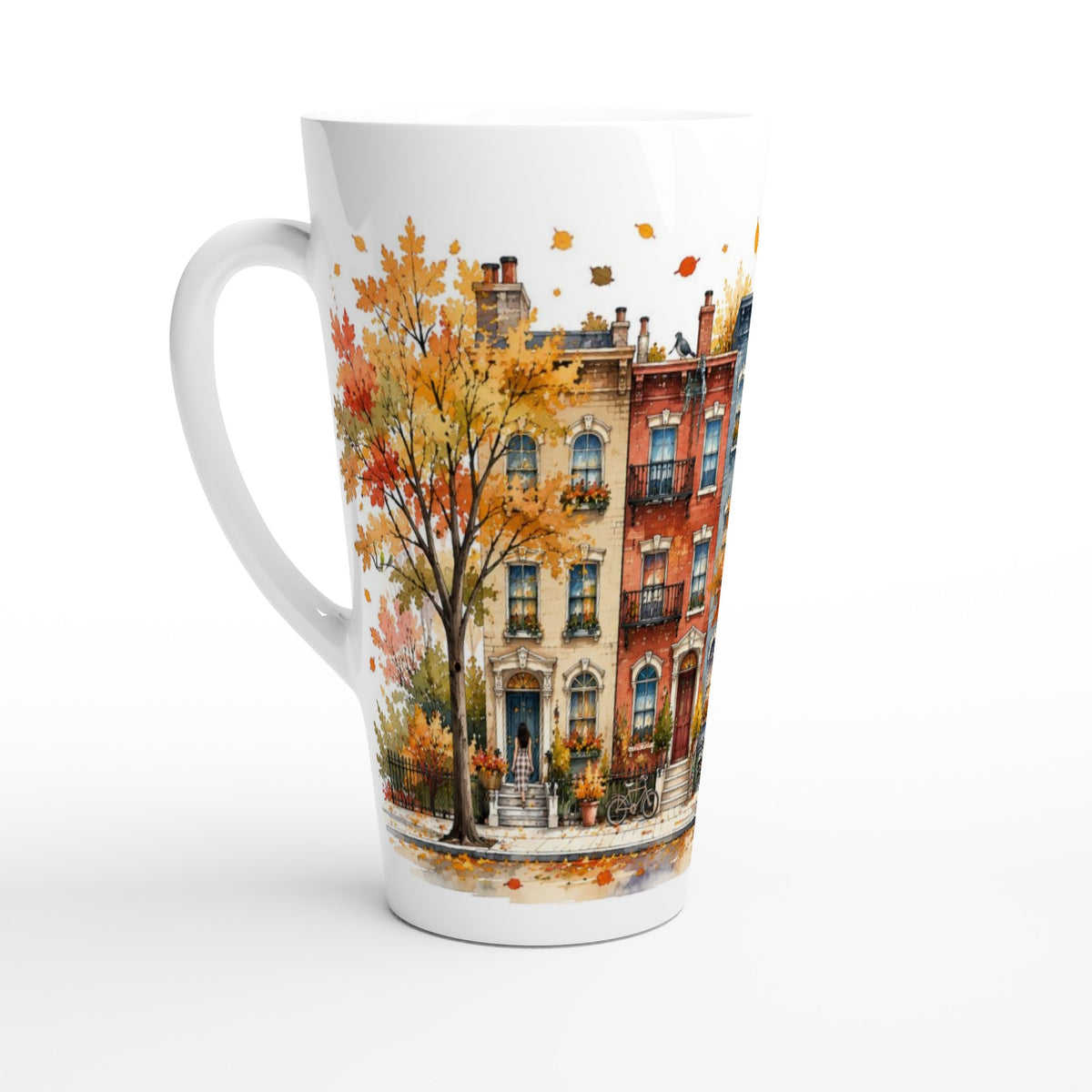 Seitliche Ansicht einer hohen weißen Latte Tasse mit New Yorker Häuserzeile, orange-rotem Herbstlaub und Skyline im Hintergrund