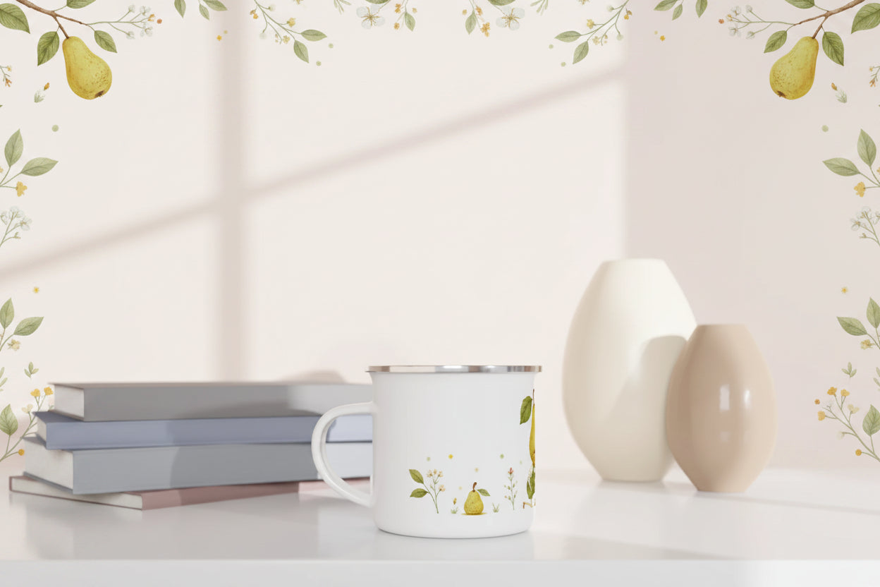 Detailreiche Fine-Art-Illustration mit Birnenjunge, Schnecke, Wildblumen und einer kleinen Biene in sanften Naturfarben auf einem weissen Emaille-Becher.