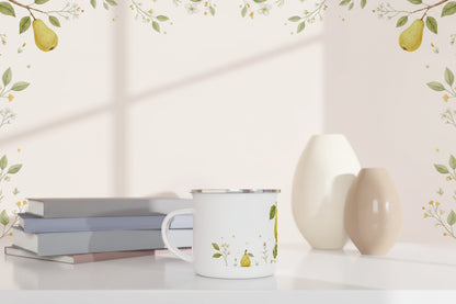 Detailreiche Fine-Art-Illustration mit Birnenjunge, Schnecke, Wildblumen und einer kleinen Biene in sanften Naturfarben auf einem weissen Emaille-Becher.
