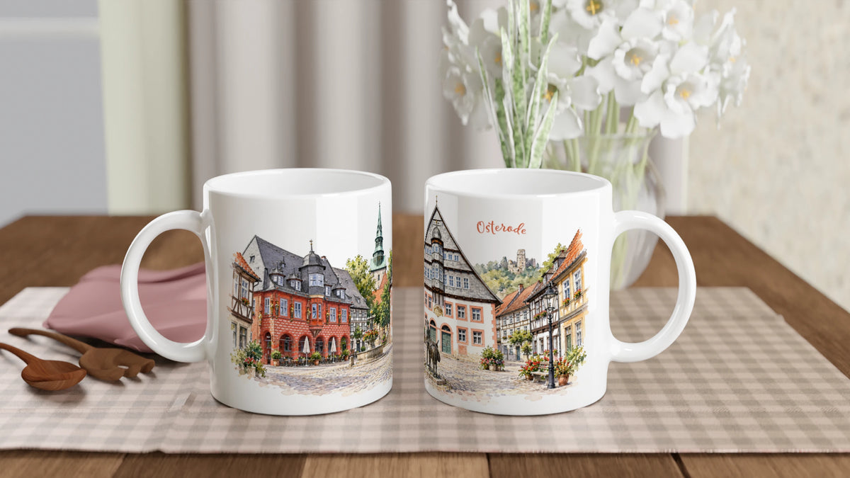 Blaue Osterode Keramiktasse mit detailreichem Harzgeschichten Motiv der historischen Altstadt und warmen Fachwerkfassaden
