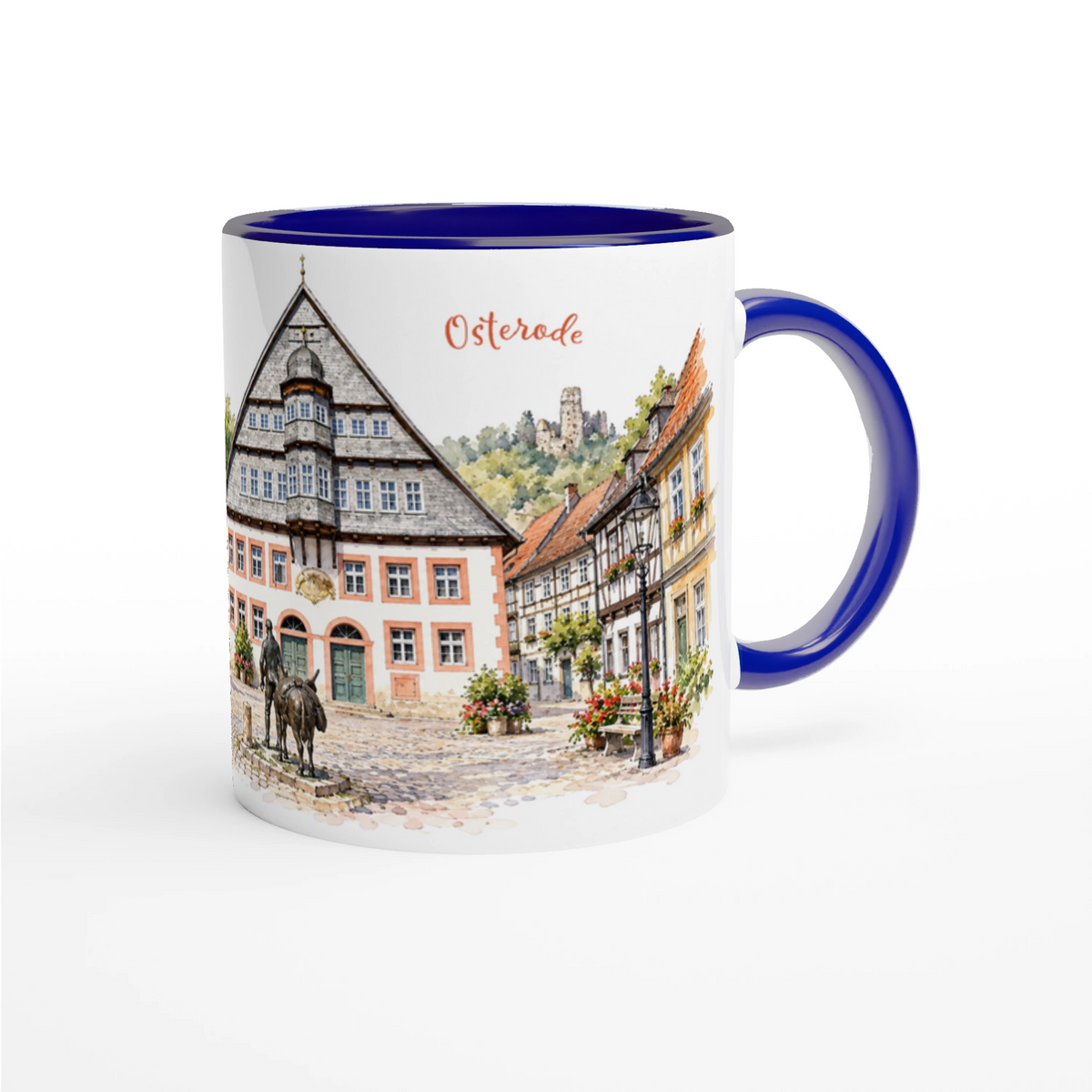 Weiße Osterode Keramiktasse mit heller Aquarellillustration von Altstadt, historischem Rathaus, Fachwerk und Eseltreiberdenkmal